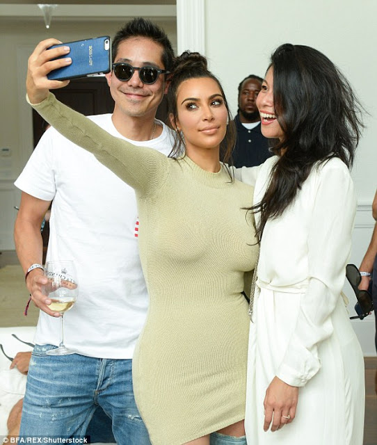 Θα πάθετε πλάκα! Πόσα πήρε η Kim Kardashian για να πάει σε πάρτυ Hamptons και να φωτογραφίζεται με τους καλεσμένους; [photos] - Φωτογραφία 2