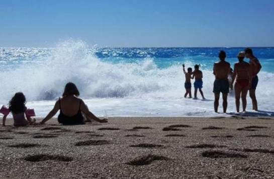 Πανικός στη Λευκάδα! Τεράστια κύματα δημιουργούν μεγάλο κίνδυνο για τους λουόμενους στην παραλία Κάθισμα - Φωτογραφία 2