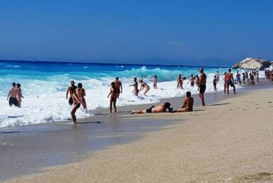 Πανικός στη Λευκάδα! Τεράστια κύματα δημιουργούν μεγάλο κίνδυνο για τους λουόμενους στην παραλία Κάθισμα - Φωτογραφία 3