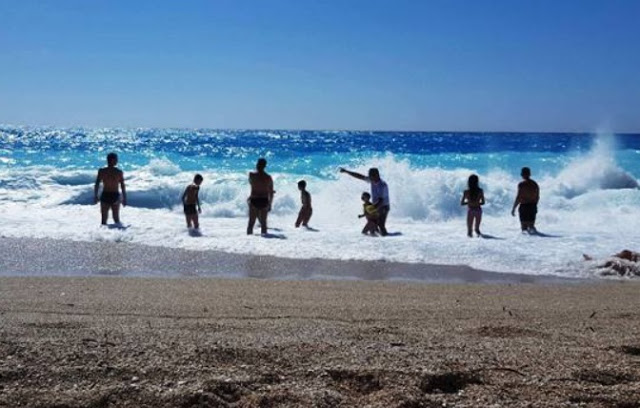 Πανικός στη Λευκάδα! Τεράστια κύματα δημιουργούν μεγάλο κίνδυνο για τους λουόμενους στην παραλία Κάθισμα - Φωτογραφία 4