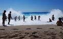 Πανικός στη Λευκάδα! Τεράστια κύματα δημιουργούν μεγάλο κίνδυνο για τους λουόμενους στην παραλία Κάθισμα - Φωτογραφία 1