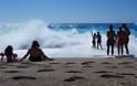 Πανικός στη Λευκάδα! Τεράστια κύματα δημιουργούν μεγάλο κίνδυνο για τους λουόμενους στην παραλία Κάθισμα - Φωτογραφία 2