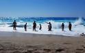 Πανικός στη Λευκάδα! Τεράστια κύματα δημιουργούν μεγάλο κίνδυνο για τους λουόμενους στην παραλία Κάθισμα - Φωτογραφία 4