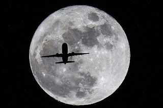 Αεροπλάνα…με φόντο το φεγγάρι! [photos] - Φωτογραφία 1
