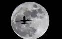 Αεροπλάνα…με φόντο το φεγγάρι! [photos]
