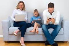 Έρευνα: Το Διαδίκτυο μπορεί να γίνει πηγή οικογενειακών συγκρούσεων και αποξένωσης