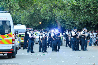 ΠΑΝΙΚΟΣ στο Hyde Park: Αστυνομικός μαχαιρώθηκε σε συγκέντρωση νέων... [photos] - Φωτογραφία 1