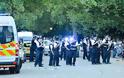 ΠΑΝΙΚΟΣ στο Hyde Park: Αστυνομικός μαχαιρώθηκε σε συγκέντρωση νέων... [photos]