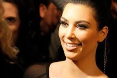 ΕΤΣΙ λεπταίνει τη μέση της η Kim Kardashian! [photos]
