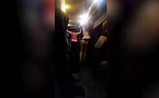 Mεθυσμένες μπήκαν σε λεωφορείο και άρχισαν το στριπτίζ! Το βίντεο που κάνει το γύρο του διαδικτύου - Φωτογραφία 1