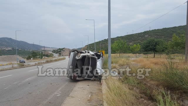 Λαμία: Τούμπαρε και έπεσε στην κολόνα [photos] - Φωτογραφία 3