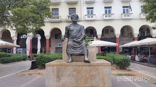 Έβαψαν κόκκινα τα νύχια του αγάλματος του Αριστοτέλη στην Πλατεία Αριστοτέλους! - Φωτογραφία 1