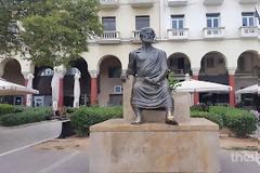 Έβαψαν κόκκινα τα νύχια του αγάλματος του Αριστοτέλη στην Πλατεία Αριστοτέλους!