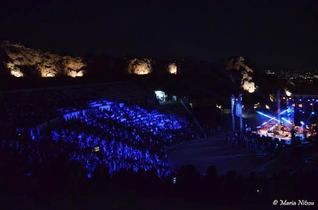 Ο Κώστας Μακεδόνας και οι καλεσμένοι του χάρισαν στο κοινό μια πραγματικά μοναδική βραδιά στο θέατρο Πέτρας - Φωτογραφία 2