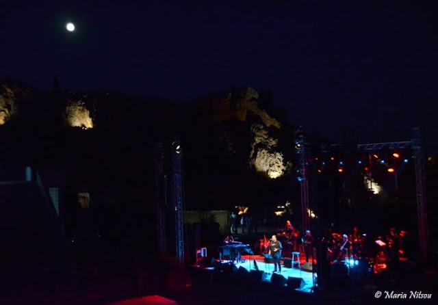 Ο Κώστας Μακεδόνας και οι καλεσμένοι του χάρισαν στο κοινό μια πραγματικά μοναδική βραδιά στο θέατρο Πέτρας - Φωτογραφία 8