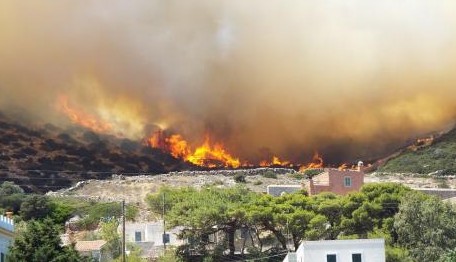 Σύρος: Στις φλόγες η περιοχή της Αγ. Βαρβάρας - Απειλείται το Πισκοπειό και ο Παγος - Φωτογραφία 2