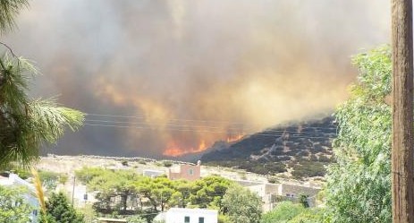 Σύρος: Στις φλόγες η περιοχή της Αγ. Βαρβάρας - Απειλείται το Πισκοπειό και ο Παγος - Φωτογραφία 3