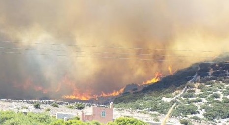 Σύρος: Στις φλόγες η περιοχή της Αγ. Βαρβάρας - Απειλείται το Πισκοπειό και ο Παγος - Φωτογραφία 4