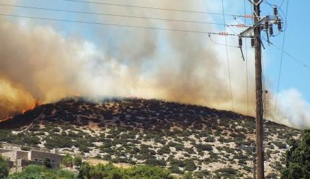 Σύρος: Στις φλόγες η περιοχή της Αγ. Βαρβάρας - Απειλείται το Πισκοπειό και ο Παγος - Φωτογραφία 6