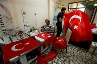 Χρυσές δουλειές κάνουν όσοι φτιάχνουν τουρκικές σημαίες μετά το αποτυχημένο πραξικόπημα! - Φωτογραφία 1