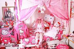 Είναι τρελή αυτή η γυναίκα!  Η μανία με τη hello kitty την κάνει να ξοδεύει αστρονομικά ποσά!