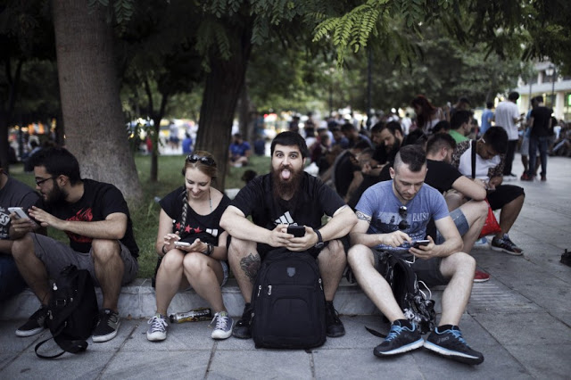 Τρέλα στο Σύνταγμα: Ολοι κυνηγούν τα Pokemon Go - Δείτε τις χαρακτηριστικές εικόνες... - Φωτογραφία 2