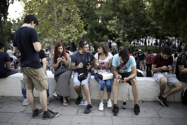 Τρέλα στο Σύνταγμα: Ολοι κυνηγούν τα Pokemon Go - Δείτε τις χαρακτηριστικές εικόνες... - Φωτογραφία 5