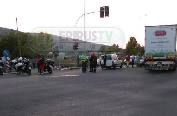 Ιωάννινα: Σφοδρή Σύγκρουση 3 Οχημάτων Στην Περιφερειακή Οδό Αγιο Είχαν Οι Οδηγοί [Photos] - Φωτογραφία 3