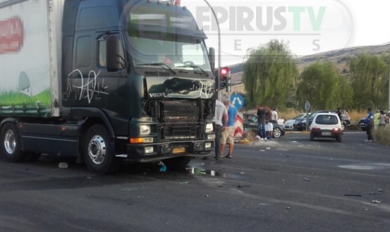 Ιωάννινα: Σφοδρή Σύγκρουση 3 Οχημάτων Στην Περιφερειακή Οδό Αγιο Είχαν Οι Οδηγοί [Photos] - Φωτογραφία 5