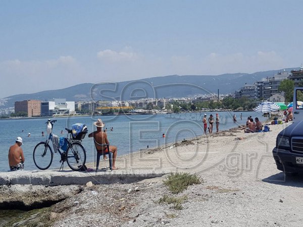 Θεσσαλονίκη: Άφησαν την Χαλκιδική και κάνουν τα μπάνια τους στην Καλαμαριά! [photos] - Φωτογραφία 3