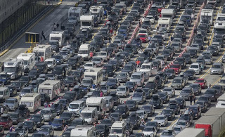 Πολύωρη αναμονή για 250.000 οδηγοί στη Βρετανία! - Φωτογραφία 1