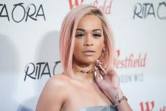 Δείτε πώς κυκλοφορεί η Rita Ora στο δρόμο! [photos]