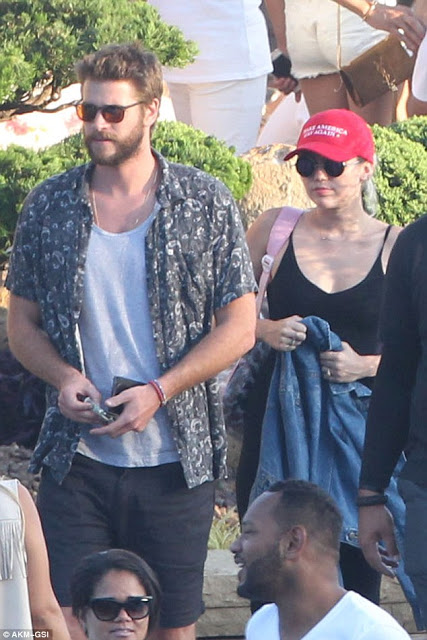 Η Μiley Cyrus πήγε για φαγητό με τον Liam Hemsworth στο Μαλιμπού και το καπέλο της προκάλεσε ΣΑΛΟ [photos] - Φωτογραφία 3