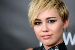 Η Μiley Cyrus πήγε για φαγητό με τον Liam Hemsworth στο Μαλιμπού και το καπέλο της προκάλεσε ΣΑΛΟ [photos]