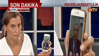 ΧΡΥΣΑΦΙ δίνουν στην Τουρκάλα δημοσιογράφο για το κινητό με το οποίο έβγαλε τον Ερντογάν στον αέρα - Φωτογραφία 1