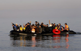 Πρόσφυγες περισυλλέγονται ανοιχτά της Λέσβου με σκοπό να μεταφερθούν στο λιμάνι της Μυτιλήνης και θα προωθηθούν στη Μόρια - Φωτογραφία 1