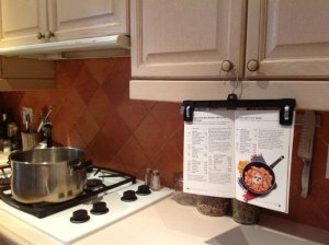 Το κόλπο για να μην λερώνετε το βιβλίο συνταγών ενώ μαγειρεύετε! [photo] - Φωτογραφία 2