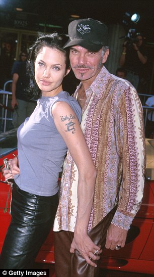 Δείτε πώς είναι σήμερα το tattoo της Angelina Jolie για τον πρώην της... [photos] - Φωτογραφία 3