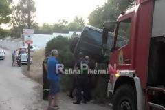 Ραφήνα: Τζιπ μπήκε μέσα σε αυλή σπιτιού [photos]
