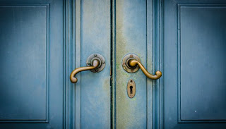 Δείτε πώς θα κρύψετε μια άσχημη πόρτα με 5 απλούς τρόπους - Φωτογραφία 1