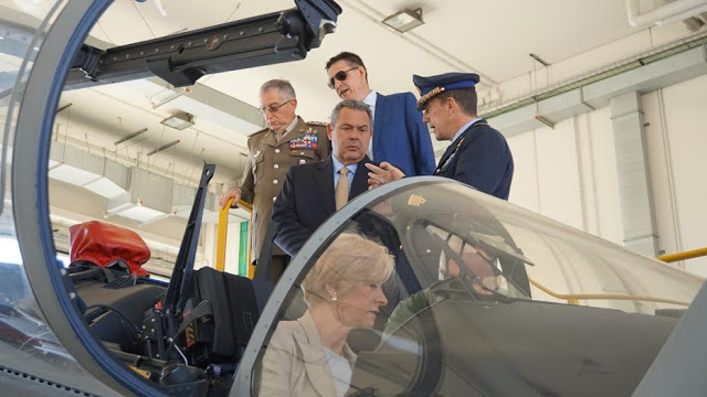 Συνάντηση  Πάνου Καμμένου με την Υπουργό Άμυνας της Ιταλίας Roberta Pinotti στην αεροπορική βάση «Galatina» στο Λέτσε της Ιταλίας [photos] - Φωτογραφία 4