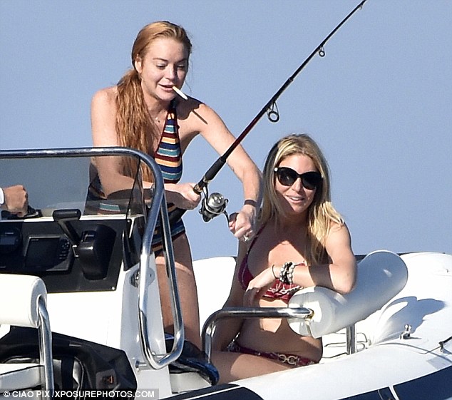 Η Lindsay Lohan είναι έγκυος αλλά... πίνει και καπνίζει! [photos] - Φωτογραφία 2