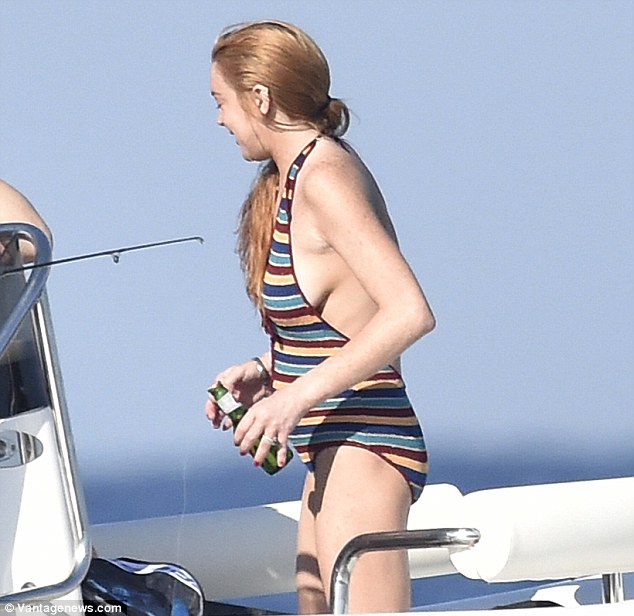 Η Lindsay Lohan είναι έγκυος αλλά... πίνει και καπνίζει! [photos] - Φωτογραφία 3