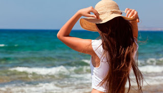 Πως θα προστατεύσεις φυσικά τα μαλλιά σου από τον ήλιο και την υγρασία - Φωτογραφία 1
