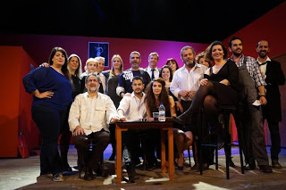 Με την στήριξη της Περιφέρειας Κρήτης-ΠΕ Χανίων ο Σύλλογος Φίλων Θεάτρου Χανίων παρουσιάζει τα «Κόκκινα Φανάρια» του Αλέκου Γαλανού - Φωτογραφία 1