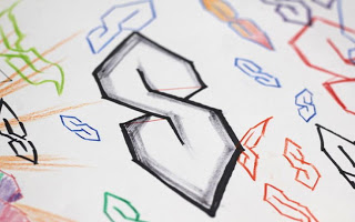 Ξέρετε τι σημαίνει το «S» που ζωγράφιζαν οι μαθητές σε βιβλία και τετράδια; - Φωτογραφία 1