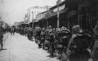 Όταν οι συμμαχικές δυνάμεις αποβίβασαν 3.000 στρατιώτες στο Φάληρο για να πάρουν την Αθήνα - Φωτογραφία 1