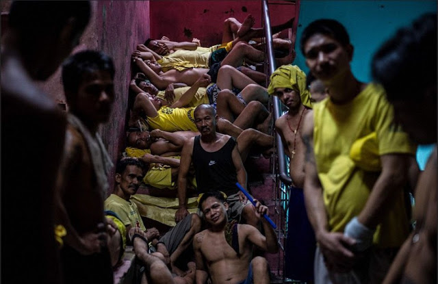 Μέσα σε μία από τις πιο διαβόητες, βρώμικες και υπεράριθμες φυλακές του κόσμου [photos] - Φωτογραφία 4