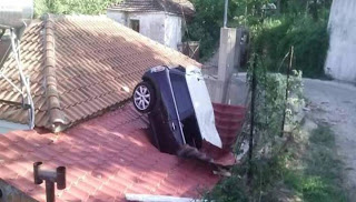 Αυτοκίνητο καρφώθηκε κυριολεκτικά στη στέγη ενός σπιτιού [photo] - Φωτογραφία 1