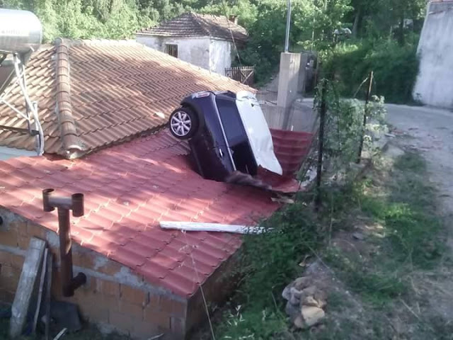 Αυτοκίνητο καρφώθηκε κυριολεκτικά στη στέγη ενός σπιτιού [photo] - Φωτογραφία 2